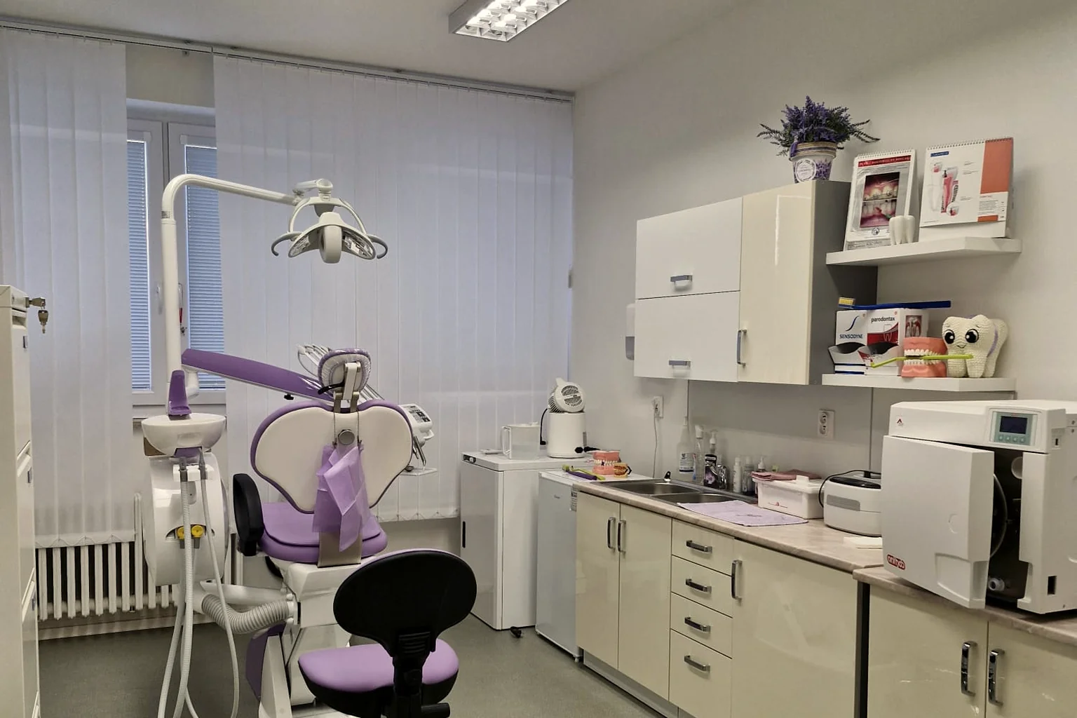 Ambulancia dentálnej hygieny K·Dental v Poliklinike Karlova Ves — ošetrovacie kreslo a pracovisko
