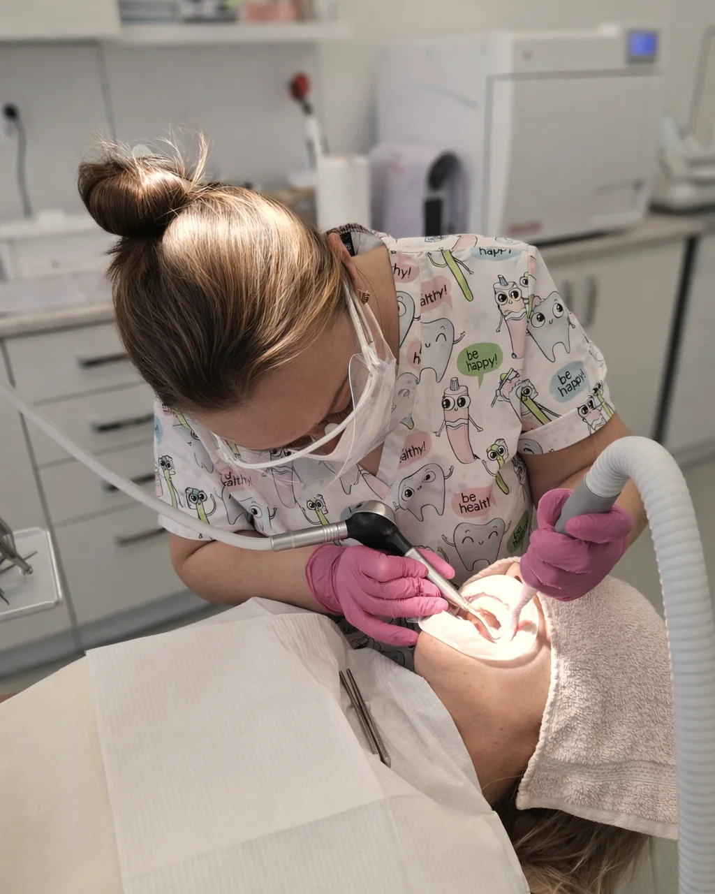 Bc. Katarína Gažová pri ošetrení pacientky v ambulancii K·Dental v Karlovej Vsi