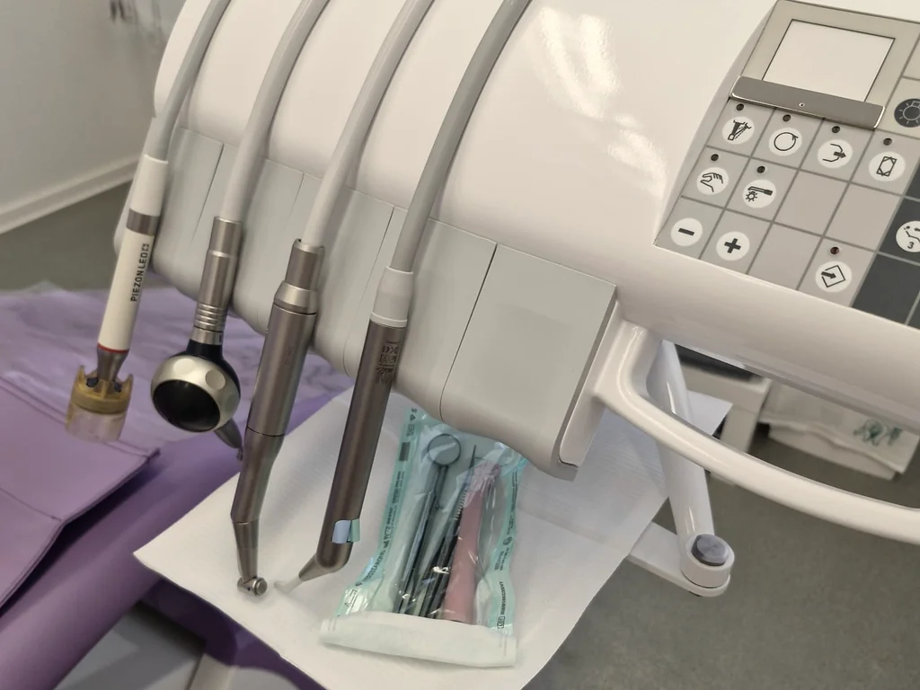 Pracovisko v ambulancii K·Dental: násadce na ošetrenie a sterilne zabalené nástroje